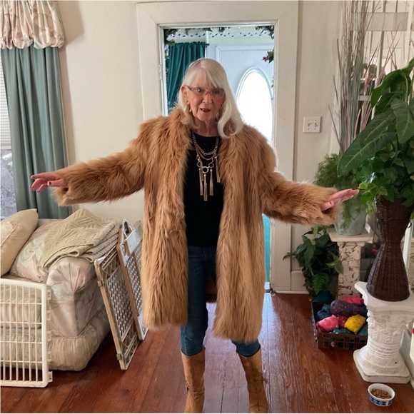 Jackets & Blazers - Luxurious Tan Faux Fur Coat